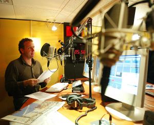 21-02-2005 SHOWBIZZ; 5 DAGEN PER WEEK VANAF 06.00 UUR GORDON OP NOORDZEE 100.7 FM. EN HIJ ZIT ER ECHT ELKE DAG MET EEN LACH VAN OOR TOT OOR.
FOTO;ALBERT DEN ISEGER