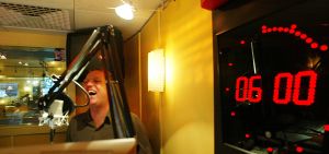 21-02-2005 SHOWBIZZ; 5 DAGEN PER WEEK VANAF 06.00 UUR GORDON OP NOORDZEE 100.7 FM. EN HIJ ZIT ER ECHT ELKE DAG MET EEN LACH VAN OOR TOT OOR.
FOTO;ALBERT DEN ISEGER