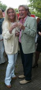 23-05-2000 SHOWBIZZ; OPENING VAN RESTAURANT OESTERS AAN DE BRINK IN LAREN. EIGENAAR RENE EN NATASCHA FROGER.GRAND EN FORSYTH
FOTO; ALBERT DEN ISEGER 