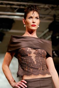 15-11-2003 SHOWBIZZ; MODESHOW ADDY VAN DER KROMMENACKER TE WAALWIJK. MODEL
FOTO; ALBERT DEN ISEGER