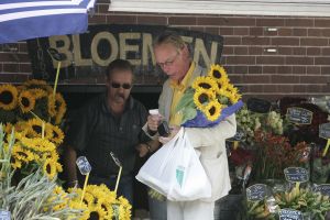 18-09-2004 SHOWBIZZ; JACK SPIJKERMAN KOOPT BLOEMEN BI EEN BLOEMENZAAK IN AMSTERDAM
FOTO; ALBERT DEN ISEGER
