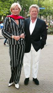 23-05-2000 SHOWBIZZ; OPENING VAN RESTAURANT OESTERS AAN DE BRINK IN LAREN. EIGENAAR RENE EN NATASCHA FROGER. JAN EN MONIQUE DE BOUVRIE
FOTO; ALBERT DEN ISEGER 