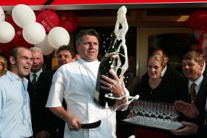 23-05-2000 SHOWBIZZ; OPENING VAN RESTAURANT OESTERS AAN DE BRINK IN LAREN. EIGENAAR RENE EN NATASCHA FROGER. TOP KOK JOHNNY BOER
FOTO; ALBERT DEN ISEGER 