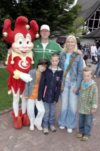 14-05-2004 SHOWBIZZ: BN\'ERS IN DE EFTELING
FOTO: jochem van GElder met zijn gezin
FOTO: ALBERT DEN ISEGER