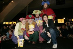 03-02-2005 SHOWBIZZ; PREMIERE VAN DE FAMILIEFILM PLOP EN KWISPEL. PALTHE THEATER DE KUIP ROTTERDAM. KABOUTERS MET SEBASTIAAN LA BRIE.
FOTO;ALBERT DEN ISEGER