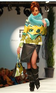 29-08-2004 SHOWBIZZ; MODESHOW VAN PAUL SCHULTEN IN OKURA AMSTERDAM.MODEL
FOTO; ALBERT DEN ISEGER