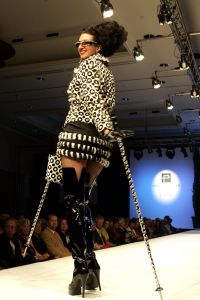 29-08-2004 SHOWBIZZ; MODESHOW VAN PAUL SCHULTEN IN OKURA AMSTERDAM.
FOTO; ALBERT DEN ISEGER