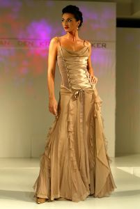 15-11-2003 SHOWBIZZ; MODESHOW ADDY VAN DER KROMMENACKER TE WAALWIJK. MODEL
FOTO; ALBERT DEN ISEGER