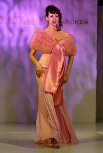 15-11-2003 SHOWBIZZ; MODESHOW ADDY VAN DER KROMMENACKER TE WAALWIJK. MODEL
FOTO; ALBERT DEN ISEGER