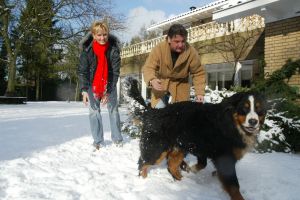 29-01-2002 SHOWBIZZ:THUIS BIJ NATASJA EN RENE FROGER
FOTO: sneeuwballen gevecht met hond
FOTO: ALBERT DEN ISEGER