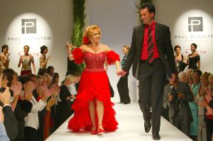 29-08-2004 SHOWBIZZ; MODESHOW VAN PAUL SCHULTEN IN OKURA AMSTERDAM.Paul Schulten en Patricia Paay
FOTO; ALBERT DEN ISEGER
