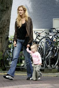 29-08-2004 SHOWBIZZ; PAULINE HUIZINGA WINKELT MET DOCHTER IN AMSTERDAM.
FOTO; ALBERT DEN ISEGER