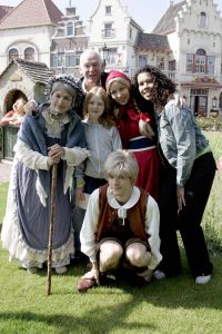 14-05-2004 SHOWBIZZ: BN\'ERS IN DE EFTELING
FOTO: Peter Faber met vriendin en Hans en Grietje
FOTO: ALBERT DEN ISEGER