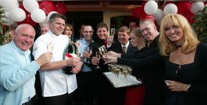 23-05-2000 SHOWBIZZ; OPENING VAN RESTAURANT OESTERS AAN DE BRINK IN LAREN. EIGENAAR RENE EN NATASCHA FROGER
FOTO; ALBERT DEN ISEGER 