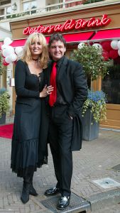 23-05-2000 SHOWBIZZ; OPENING VAN RESTAURANT OESTERS AAN DE BRINK IN LAREN. EIGENAAR RENE EN NATASCHA FROGER
FOTO; ALBERT DEN ISEGER 