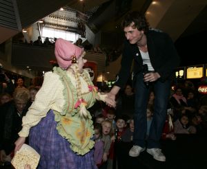 03-02-2005 SHOWBIZZ; PREMIERE VAN DE FAMILIEFILM PLOP EN KWISPEL. PALTHE THEATER DE KUIP ROTTERDAM. SEBASTIAAN LA BRIE EN KABOUTER
FOTO; ALBERT DEN ISEGER