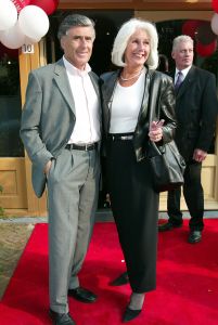 23-05-2000 SHOWBIZZ; OPENING VAN RESTAURANT OESTERS AAN DE BRINK IN LAREN. EIGENAAR RENE EN NATASCHA FROGER. SJAKIE ZWART EN ZIJN VROUW
FOTO; ALBERT DEN ISEGER 