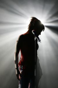 13-02-2005 SHOWBIZZ; FINALE VAN HET NATIONAAL SONGFESTIVAL TE AMSTERDAM. TIFFANY EEN NIEUW TALENT WAAR NEDERLAND NOG VEEL VAN GAAT HOREN.
FOTO: ALBERT DEN  ISEGER