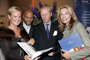30-09-2004 SHOWBIZZ; UITREIKING BOEK TOP SHOPS HOLLAND BIJ CHRISTIE S TE AMSTERDAM.UITREIKING DOOR FREDERICKE VAN DER WAL EN UMBERTO TAN en directeur van christies 
FOTO; ALBERT DEN ISEGER