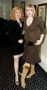 29-08-2004 SHOWBIZZ; MODESHOW VAN PAUL SCHULTEN IN OKURA AMSTERDAM.YVONNE KEELEY EN DOCHTER
FOTO; ALBERT DEN ISEGER