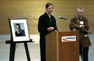 08-11-2004 SPORT; AFSCHEID VAN GERRIE KNETEMAN TE ALKMAAR. In de wielerbaan te Alkmaar werd afscheid genomen van Gerrie Kneteman.
Foto; Albert den Iseger