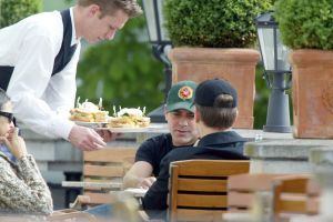 06-05-2004 SHOWBIZZ: GEORGE CLOONEY EN MATT DAMON AMSTEL HOTEL:AMSTERDAM
FOTO: george clooney en matt damon op teras amstel hotel
FOTO: ALBERT DEN ISEGER