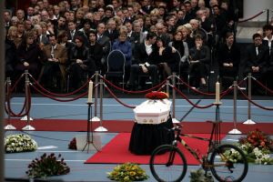 08-11-2004 SPORT; AFSCHEID VAN GERRIE KNETEMAN TE ALKMAAR. In de wielerbaan te Alkmaar werd afscheid genomen van Gerrie Kneteman.
Foto; Albert den Iseger