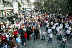 20-04-2004 SHOWBIZZ: HUWLIJK WINSTON POST EN DENISE VAN RIJSWIJK
FOTO: toeschouwers bruiloft winston en denise
FOTO: ALBERT DEN ISEGER