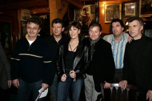 15-02-2006 SHOWBIZZ; AFSCHEID VAN EEN LEGENDARISCHE BAND BZN VANDAAG IN VOLENDAM. BZN de succesvolste band uit de geschiedenis van de Nederlandse Top 40, houdt op te bestaan.In Oktober 2006 zal een uitgebreide tournee van start gaan onder de naam THE FINAL TOUR . De tour loopt door tot juni 2007. Jan Tuijp maakte vandaag als woordvoerder van BZN dit alles bekend, waarbij de volledige band aanwezig was. Het is straks over en uit zei Jan Keizer en ga daarna kijken of ik solo door gaan.
foto: Albert den Iseger.