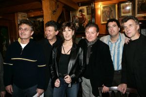 15-02-2006 SHOWBIZZ; AFSCHEID VAN EEN LEGENDARISCHE BAND BZN VANDAAG IN VOLENDAM. BZN de succesvolste band uit de geschiedenis van de Nederlandse Top 40, houdt op te bestaan.In Oktober 2006 zal een uitgebreide tournee van start gaan onder de naam THE FINAL TOUR . De tour loopt door tot juni 2007. Jan Tuijp maakte vandaag als woordvoerder van BZN dit alles bekend, waarbij de volledige band aanwezig was. Het is straks over en uit zei Jan Keizer en ga daarna kijken of ik solo door gaan.
foto: Albert den Iseger.