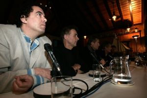 15-02-2006 SHOWBIZZ; AFSCHEID VAN EEN LEGENDARISCHE BAND BZN VANDAAG IN VOLENDAM. BZN de succesvolste band uit de geschiedenis van de Nederlandse Top 40, houdt op te bestaan.In Oktober 2006 zal een uitgebreide tournee van start gaan onder de naam THE FINAL TOUR . De tour loopt door tot juni 2007. Jan Tuijp maakte vandaag als woordvoerder van BZN dit alles bekend, waarbij de volledige band aanwezig was. Het is straks over en uit zei Jan Keizer en ga daarna kijken of ik solo door gaan.
foto: Albert den Iseger.