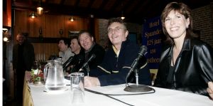 15-02-2006 SHOWBIZZ; AFSCHEID VAN EEN LEGENDARISCHE BAND BZN VANDAAG IN VOLENDAM. BZN de succesvolste band uit de geschiedenis van de Nederlandse Top 40, houdt op te bestaan.In Oktober 2006 zal een uitgebreide tournee van start gaan onder de naam THE FINAL TOUR . De tour loopt door tot juni 2007. Jan Tuijp maakte vandaag als woordvoerder van BZN dit alles bekend, waarbij de volledige band aanwezig was. Het is straks over en uit zei Jan Keizer en ga daarna kijken of ik solo door gaan.
foto: Albert den Iseger.