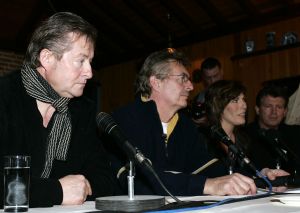 15-02-2006 SHOWBIZZ; AFSCHEID VAN EEN LEGENDARISCHE BAND BZN VANDAAG IN VOLENDAM. BZN de succesvolste band uit de geschiedenis van de Nederlandse Top 40, houdt op te bestaan.In Oktober 2006 zal een uitgebreide tournee van start gaan onder de naam THE FINAL TOUR . De tour loopt door tot juni 2007. Jan Tuijp maakte vandaag als woordvoerder van BZN dit alles bekend, waarbij de volledige band aanwezig was. Het is straks over en uit zei Jan Keizer en ga daarna kijken of ik solo door gaan.
foto: Albert den Iseger.