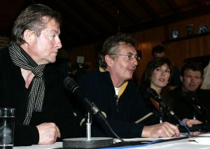 15-02-2006 SHOWBIZZ; AFSCHEID VAN EEN LEGENDARISCHE BAND BZN VANDAAG IN VOLENDAM. BZN de succesvolste band uit de geschiedenis van de Nederlandse Top 40, houdt op te bestaan.In Oktober 2006 zal een uitgebreide tournee van start gaan onder de naam THE FINAL TOUR . De tour loopt door tot juni 2007. Jan Tuijp maakte vandaag als woordvoerder van BZN dit alles bekend, waarbij de volledige band aanwezig was. Het is straks over en uit zei Jan Keizer en ga daarna kijken of ik solo door gaan.
foto: Albert den Iseger.