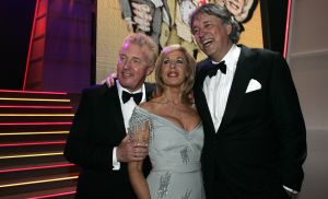 11-02-2006 SHOWBIZZ; PREMIERE ANDRE VAN DUIN SHOW 2006 IN DE RAI AMSTERDAM.
Het bleek na deze premiere dat iedereen van Andre van Duin houdt. Van de oude Kraaij tot de stand up comedian Najib Ahmali, en van Natasja Froger tot Ruud en Estelle Gullit hebben op deze premiere tranen weggepinkt van het lachen en van de ontroering. Andre van Duin_ Ron Brandsteder en Joke Bruijs hebben weer iets groots op de planken neergezet waar iedereen weer van kan genieten de eerst komende maanden.
foto: Albert den Iseger.