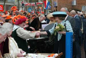 30-4-2003 KONINKLIJKHUIS: Koninginnendag in Meppel 2003.
foto: Albert den Iseger.