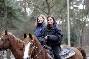 11-02-2006 SHOWBIZZ; BELINDA MEULDIJK GAAT HEERLIJK PAARDRIJDEN MET VRIENDIN IN BOSCH EN DUIN. Wij zagen Belinda heerlijk genieten van haar grootste hobby paardrijden in de bossen van Bosch en Duin haar woonplaats. Ondanks het vele verdriet van haar scheiding met Rob de Nijs even genieten van de heerlijke natuur.
foto: Albert den Iseger.
