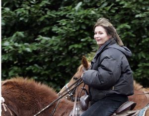 11-02-2006 SHOWBIZZ; BELINDA MEULDIJK GAAT HEERLIJK PAARDRIJDEN MET VRIENDIN IN BOSCH EN DUIN. Wij zagen Belinda heerlijk genieten van haar grootste hobby paardrijden in de bossen van Bosch en Duin haar woonplaats. Ondanks het vele verdriet van haar scheiding met Rob de Nijs even genieten van de heerlijke natuur.
foto: Albert den Iseger.