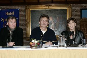 15-02-2006 SHOWBIZZ; AFSCHEID VAN EEN LEGENDARISCHE BAND BZN VANDAAG IN VOLENDAM. BZN de succesvolste band uit de geschiedenis van de Nederlandse Top 40, houdt op te bestaan.In Oktober 2006 zal een uitgebreide tournee van start gaan onder de naam THE FINAL TOUR . De tour loopt door tot juni 2007. Jan Tuijp maakte vandaag als woordvoerder van BZN dit alles bekend, waarbij de volledige band aanwezig was. Het is straks over en uit zei Jan Keizer en ga daarna kijken of ik solo door gaan.
foto: Albert den Iseger.