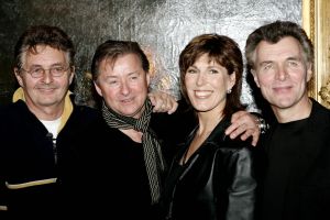 15-02-2006 SHOWBIZZ; AFSCHEID VAN EEN LEGENDARISCHE BAND BZN VANDAAG IN VOLENDAM. BZN de succesvolste band uit de geschiedenis van de Nederlandse Top 40, houdt op te bestaan.In Oktober 2006 zal een uitgebreide tournee van start gaan onder de naam THE FINAL TOUR . De tour loopt door tot juni 2007. Jan Tuijp maakte vandaag als woordvoerder van BZN dit alles bekend, waarbij de volledige band aanwezig was. Het is straks over en uit zei Jan Keizer en ga daarna kijken of ik solo door gaan.
foto: Albert den Iseger.