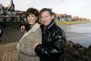 15-02-2006 SHOWBIZZ; AFSCHEID VAN EEN LEGENDARISCHE BAND BZN VANDAAG IN VOLENDAM. BZN de succesvolste band uit de geschiedenis van de Nederlandse Top 40, houdt op te bestaan.In Oktober 2006 zal een uitgebreide tournee van start gaan onder de naam THE FINAL TOUR . De tour loopt door tot juni 2007. Jan Tuijp maakte vandaag als woordvoerder van BZN dit alles bekend, waarbij de volledige band aanwezig was. Het is straks over en uit zei Jan Keizer en ga daarna kijken of ik solo door gaan.
foto: Albert den Iseger.