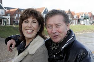 15-02-2006 SHOWBIZZ; AFSCHEID VAN EEN LEGENDARISCHE BAND BZN VANDAAG IN VOLENDAM. BZN de succesvolste band uit de geschiedenis van de Nederlandse Top 40, houdt op te bestaan.In Oktober 2006 zal een uitgebreide tournee van start gaan onder de naam THE FINAL TOUR . De tour loopt door tot juni 2007. Jan Tuijp maakte vandaag als woordvoerder van BZN dit alles bekend, waarbij de volledige band aanwezig was. Het is straks over en uit zei Jan Keizer en ga daarna kijken of ik solo door gaan.
foto: Albert den Iseger.