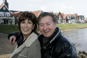 15-02-2006 SHOWBIZZ; AFSCHEID VAN EEN LEGENDARISCHE BAND BZN VANDAAG IN VOLENDAM. BZN de succesvolste band uit de geschiedenis van de Nederlandse Top 40, houdt op te bestaan.In Oktober 2006 zal een uitgebreide tournee van start gaan onder de naam THE FINAL TOUR . De tour loopt door tot juni 2007. Jan Tuijp maakte vandaag als woordvoerder van BZN dit alles bekend, waarbij de volledige band aanwezig was. Het is straks over en uit zei Jan Keizer en ga daarna kijken of ik solo door gaan.
foto: Albert den Iseger.