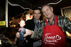  04-02-2006 SHOWBIZZ; DE MOOISTE LACH VAN NEDERLAND VEROVERT HET VLAAMSE LAND. Frans Bauer verovert het Vlaamse Land met de mooiste lach en liedjes van Nederland. Meer dan 60.000 Vlamingen gaan in 4 dagen tijd genieten van onze Frans en al zijn hits in het Sportpaleis van Antwerpen. De eerste avond ging het dak van het inmense Sportpaleis er bijna vanaf, iedereen ging met een lach naar huis gewapend met Frans Bauer parfum, pet, aansteker, cd of dvd, vlag of met een complete dekbedovertrek. De volgende dag sierde Frans alle voorpagina\'s van de belangrijkste Belgische kranten, de hele Frans Bauer story begint weer opnieuw maar dan in het Belgische. 
foto: Albert den Iseger.