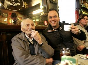  04-02-2006 SHOWBIZZ; DE MOOISTE LACH VAN NEDERLAND VEROVERT HET VLAAMSE LAND. Frans Bauer verovert het Vlaamse Land met de mooiste lach en liedjes van Nederland. Meer dan 60.000 Vlamingen gaan in 4 dagen tijd genieten van onze Frans en al zijn hits in het Sportpaleis van Antwerpen. De eerste avond ging het dak van het inmense Sportpaleis er bijna vanaf, iedereen ging met een lach naar huis gewapend met Frans Bauer parfum, pet, aansteker, cd of dvd, vlag of met een complete dekbedovertrek. De volgende dag sierde Frans alle voorpagina\'s van de belangrijkste Belgische kranten, de hele Frans Bauer story begint weer opnieuw maar dan in het Belgische. 
foto: Albert den Iseger.