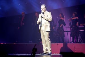  04-02-2006 SHOWBIZZ; DE MOOISTE LACH VAN NEDERLAND VEROVERT HET VLAAMSE LAND. Frans Bauer verovert het Vlaamse Land met de mooiste lach en liedjes van Nederland. Meer dan 60.000 Vlamingen gaan in 4 dagen tijd genieten van onze Frans en al zijn hits in het Sportpaleis van Antwerpen. De eerste avond ging het dak van het inmense Sportpaleis er bijna vanaf, iedereen ging met een lach naar huis gewapend met Frans Bauer parfum, pet, aansteker, cd of dvd, vlag of met een complete dekbedovertrek. De volgende dag sierde Frans alle voorpagina\'s van de belangrijkste Belgische kranten, de hele Frans Bauer story begint weer opnieuw maar dan in het Belgische. 
foto: Albert den Iseger.