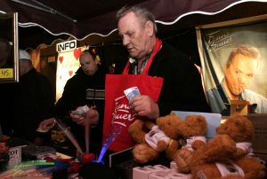  04-02-2006 SHOWBIZZ; DE MOOISTE LACH VAN NEDERLAND VEROVERT HET VLAAMSE LAND. Frans Bauer verovert het Vlaamse Land met de mooiste lach en liedjes van Nederland. Meer dan 60.000 Vlamingen gaan in 4 dagen tijd genieten van onze Frans en al zijn hits in het Sportpaleis van Antwerpen. De eerste avond ging het dak van het inmense Sportpaleis er bijna vanaf, iedereen ging met een lach naar huis gewapend met Frans Bauer parfum, pet, aansteker, cd of dvd, vlag of met een complete dekbedovertrek. De volgende dag sierde Frans alle voorpagina\'s van de belangrijkste Belgische kranten, de hele Frans Bauer story begint weer opnieuw maar dan in het Belgische. 
foto: Albert den Iseger.