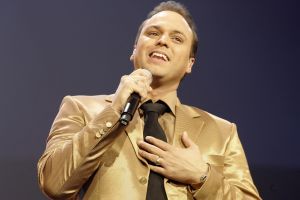  04-02-2006 SHOWBIZZ; DE MOOISTE LACH VAN NEDERLAND VEROVERT HET VLAAMSE LAND. Frans Bauer verovert het Vlaamse Land met de mooiste lach en liedjes van Nederland. Meer dan 60.000 Vlamingen gaan in 4 dagen tijd genieten van onze Frans en al zijn hits in het Sportpaleis van Antwerpen. De eerste avond ging het dak van het inmense Sportpaleis er bijna vanaf, iedereen ging met een lach naar huis gewapend met Frans Bauer parfum, pet, aansteker, cd of dvd, vlag of met een complete dekbedovertrek. De volgende dag sierde Frans alle voorpagina\'s van de belangrijkste Belgische kranten, de hele Frans Bauer story begint weer opnieuw maar dan in het Belgische. 
foto: Albert den Iseger.