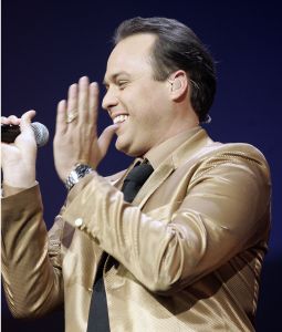  04-02-2006 SHOWBIZZ; DE MOOISTE LACH VAN NEDERLAND VEROVERT HET VLAAMSE LAND. Frans Bauer verovert het Vlaamse Land met de mooiste lach en liedjes van Nederland. Meer dan 60.000 Vlamingen gaan in 4 dagen tijd genieten van onze Frans en al zijn hits in het Sportpaleis van Antwerpen. De eerste avond ging het dak van het inmense Sportpaleis er bijna vanaf, iedereen ging met een lach naar huis gewapend met Frans Bauer parfum, pet, aansteker, cd of dvd, vlag of met een complete dekbedovertrek. De volgende dag sierde Frans alle voorpagina\'s van de belangrijkste Belgische kranten, de hele Frans Bauer story begint weer opnieuw maar dan in het Belgische. 
foto: Albert den Iseger.