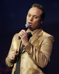  04-02-2006 SHOWBIZZ; DE MOOISTE LACH VAN NEDERLAND VEROVERT HET VLAAMSE LAND. Frans Bauer verovert het Vlaamse Land met de mooiste lach en liedjes van Nederland. Meer dan 60.000 Vlamingen gaan in 4 dagen tijd genieten van onze Frans en al zijn hits in het Sportpaleis van Antwerpen. De eerste avond ging het dak van het inmense Sportpaleis er bijna vanaf, iedereen ging met een lach naar huis gewapend met Frans Bauer parfum, pet, aansteker, cd of dvd, vlag of met een complete dekbedovertrek. De volgende dag sierde Frans alle voorpagina\'s van de belangrijkste Belgische kranten, de hele Frans Bauer story begint weer opnieuw maar dan in het Belgische. 
foto: Albert den Iseger.
